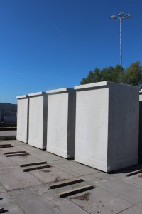 Prefab beton put is de ondergrondse behuizing van een container